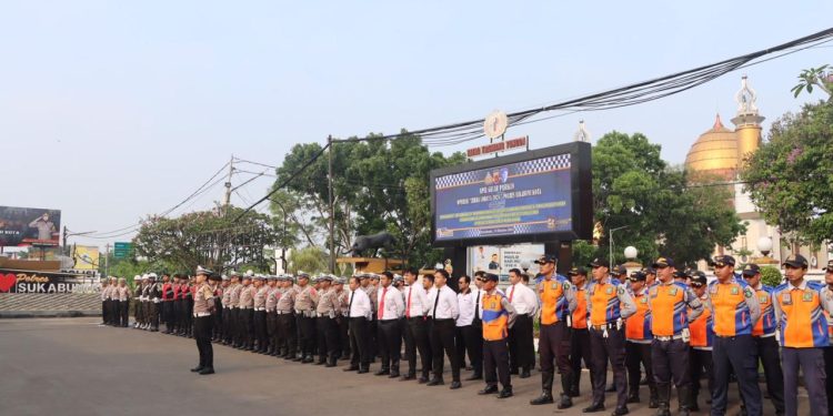 Polres Sukabumi Kota melaksanakan apel gelar pasukan dalam rangka Operasi Zebra Lodaya 2024 di halaman Mapolres Sukabumi Kota, pada Senin (14/10/2024). Foto: Humas Polres Sukabumi Kota.