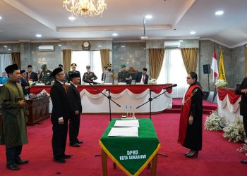 Proses pelantikan pimpinan DPRD Kota Sukabumi masa jabatan 2024-2029 dalam rapat paripurna di Kantor DPRD, pada Selasa (15/10/2024). Foto: Humas DPRD Kota Sukabumi.