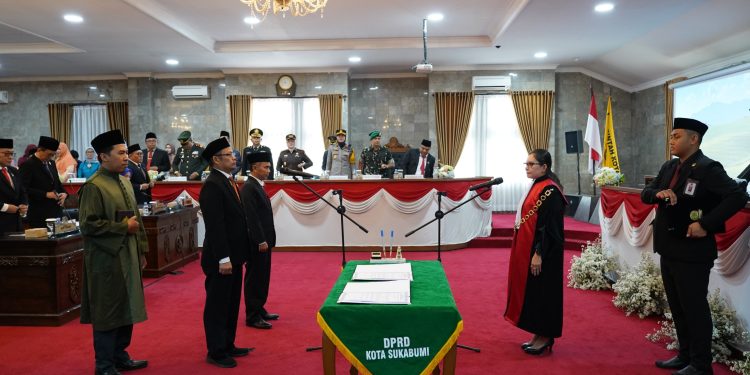 Proses pelantikan pimpinan DPRD Kota Sukabumi masa jabatan 2024-2029 dalam rapat paripurna di Kantor DPRD, pada Selasa (15/10/2024). Foto: Humas DPRD Kota Sukabumi.
