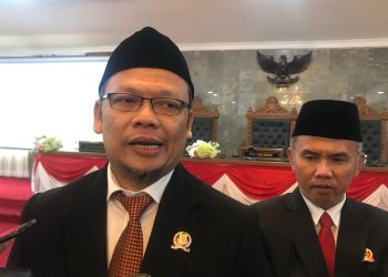Ketua DPRD Kota Sukabumi, Wawan Juanda, didampingi Wakil Ketua DPRD II Rojab Asyari, usai dilantik dalam rapat paripurna pengucapan sumpah atau janji pimpinan DPRD, pada beberapa waktu lalu.