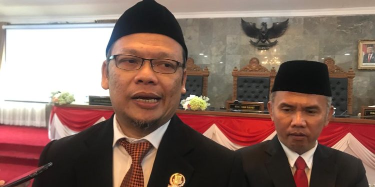 Ketua DPRD Kota Sukabumi, Wawan Juanda, didampingi Wakil Ketua DPRD II Rojab Asyari, usai dilantik dalam rapat paripurna pengucapan sumpah atau janji pimpinan DPRD, pada beberapa waktu lalu.