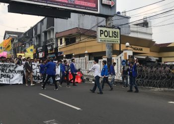 PC PMII Kota Sukabumi melakukan aksi unjuk rasa ke Mapolres Sukabumi Kota, pada Kamis (7/11/2024).