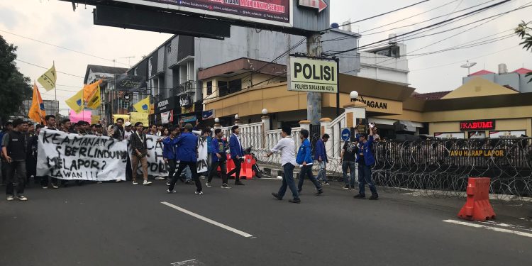 PC PMII Kota Sukabumi melakukan aksi unjuk rasa ke Mapolres Sukabumi Kota, pada Kamis (7/11/2024).
