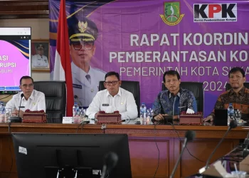 Pj Wali Kota Sukabumi, Kusmana Hartadji, menghadiri rakor pemberantasan korupsi yang berlangsung di Oproom Setda Kota Sukabumi, pada Rabu (20/11/2024). Foto: Dokpim Kota Sukabumi.