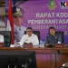 Pj Wali Kota Sukabumi, Kusmana Hartadji, menghadiri rakor pemberantasan korupsi yang berlangsung di Oproom Setda Kota Sukabumi, pada Rabu (20/11/2024). Foto: Dokpim Kota Sukabumi.