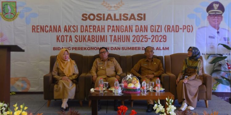 Pj Wali Kota Sukabumi, Kusmana Hartadji, menghadiri sosialisasi RAD-PG Kota Sukabumi 2025-2029 yang berlangsung di salah satu hotel, di Jalan Selabintana, pada Senin (18/11/2024).
