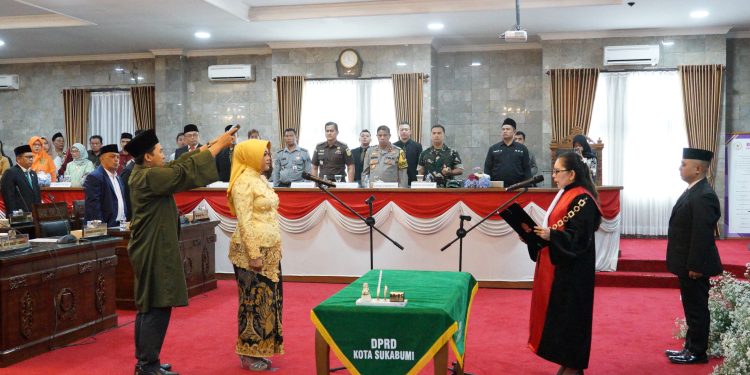Proses pelantikan, Feri Sri Astrina, sebagai Wakil Ketua II DPRD Kota Sukabumi dalam rapat paripurna di kantor DPRD, pada Selasa (3/12/2024).