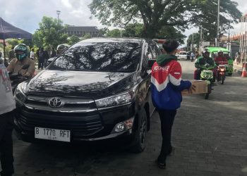Sejumlah anggota DPC Moonraker Kota Sukabumi saat menggelar bakti sosial untuk korban bencana alam yang di gelar di depan Gedung Juang 45, pada Selasa (10/12/2024).
