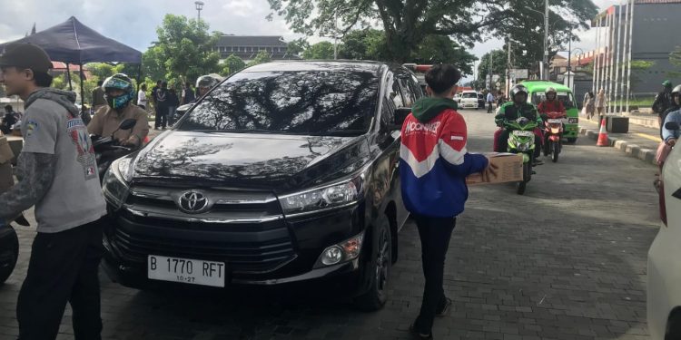 Sejumlah anggota DPC Moonraker Kota Sukabumi saat menggelar bakti sosial untuk korban bencana alam yang di gelar di depan Gedung Juang 45, pada Selasa (10/12/2024).