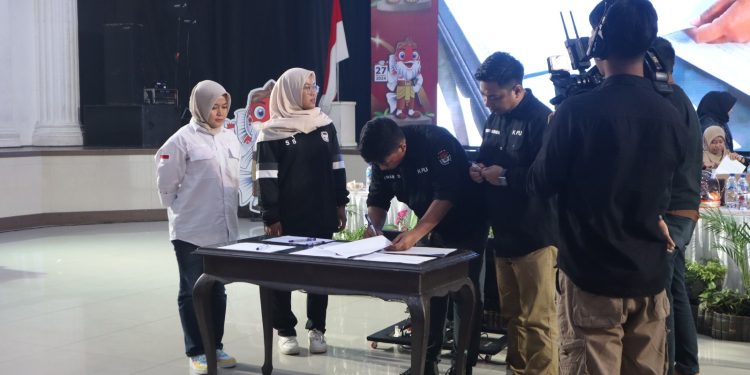 Ketua KPU Kota Sukabumi, Imam Sutrisno, saat menandatangani dokumen D. Hasil dalam rapat pleno terbuka yang di gelar di Gedung Juang 45, pada beberapa waktu lalu.