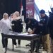 Ketua KPU Kota Sukabumi, Imam Sutrisno, saat menandatangani dokumen D. Hasil dalam rapat pleno terbuka yang di gelar di Gedung Juang 45, pada beberapa waktu lalu.