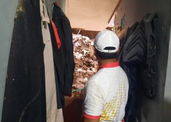 Anggota Komisi II DPRD Kota Sukabumi dari fraksi PKS, Ingu Sudeni, meninjau salah satu rumah warga yang terdampak bencana di wilayah Kelurahan Selabatu, Kecamatan Cikole, pada Rabu (11/12/2024).