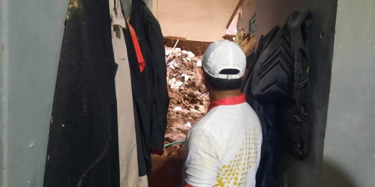 Anggota Komisi II DPRD Kota Sukabumi dari fraksi PKS, Ingu Sudeni, meninjau salah satu rumah warga yang terdampak bencana di wilayah Kelurahan Selabatu, Kecamatan Cikole, pada Rabu (11/12/2024).