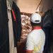Anggota Komisi II DPRD Kota Sukabumi dari fraksi PKS, Ingu Sudeni, meninjau salah satu rumah warga yang terdampak bencana di wilayah Kelurahan Selabatu, Kecamatan Cikole, pada Rabu (11/12/2024).