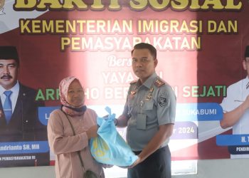 Kepala Lapas Kelas IIB Sukabumi, Gatot Harisaputro, menyalurkan bansos bagi keluarga WBP yang kurang mampu, pada Kamis (12/12/2024).