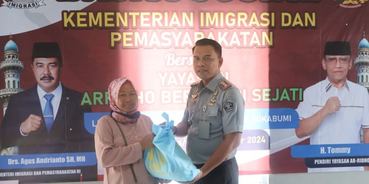 Kepala Lapas Kelas IIB Sukabumi, Gatot Harisaputro, menyalurkan bansos bagi keluarga WBP yang kurang mampu, pada Kamis (12/12/2024).