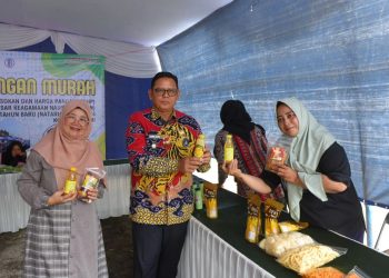 Pj Wali Kota Sukabumi, Kusmana Hartadji, saat meninjau kegiatan GPM yang digelar di halaman Kelurahan Jayamekar, Kecamatan Baros, pada Kamis, (12/12/2024).