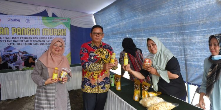 Pj Wali Kota Sukabumi, Kusmana Hartadji, saat meninjau kegiatan GPM yang digelar di halaman Kelurahan Jayamekar, Kecamatan Baros, pada Kamis, (12/12/2024).