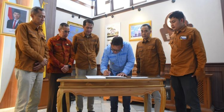 Pj Wali Kota Sukabumi, Kusmana Hartadji, saat menandatangani surat pengantar rekomendasi UMK tahun 2025 di ruang utama Balai Kota.