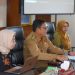 Pj Wali Kota Sukabumi, Kusmana Hartadji, memberikan sambutan dalam sosialisasi dan koordinasi penguatan kolaborasi pengelolaan sampah di Oproom Balai Kota Sukabumi, pada Senin (16/12/2024).