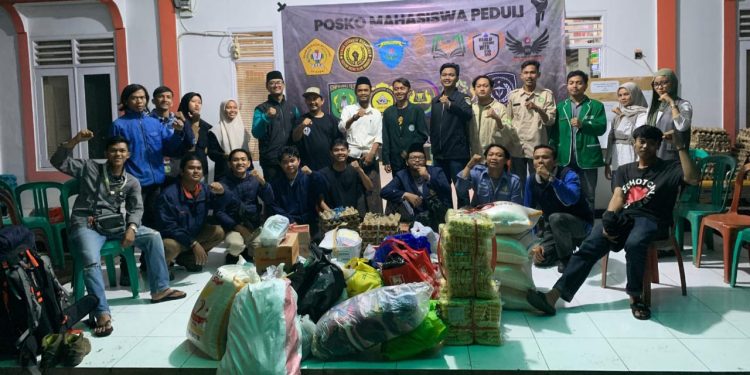 Bantuan logistik bagi korban terdampak bencana di Kabupaten Sukabumi dari BEM Sukabumi.