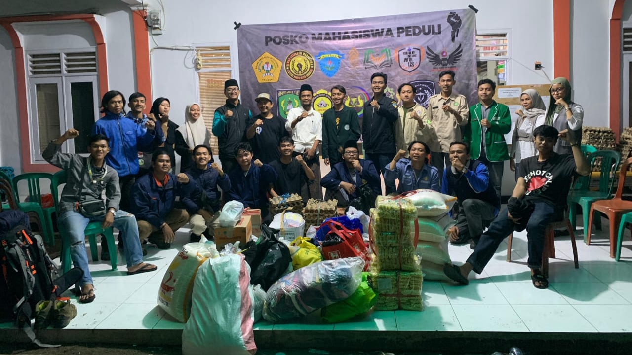 Bantuan logistik bagi korban terdampak bencana di Kabupaten Sukabumi dari BEM Sukabumi.