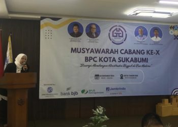 Ketua BPC Gapensi Kota Sukabumi masa bakti 2024-2029, Rina Nurdayani, saat memberikan sambutan dalam Muscab ke-X, di salah satu hotel di Jalan Suryakencana, pada Jumat (20/12/2024).