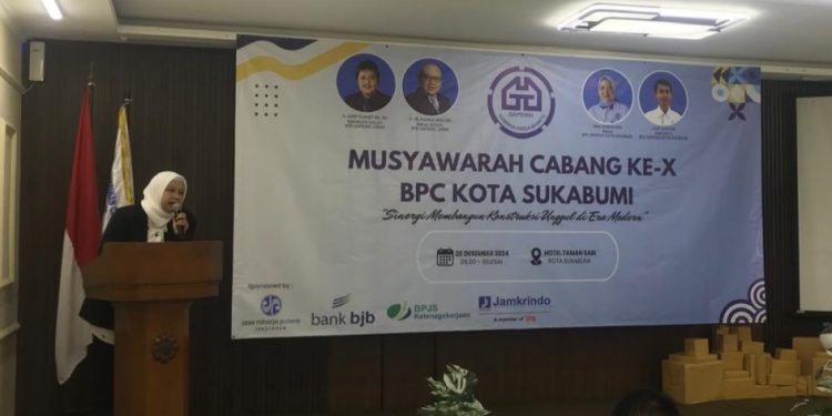 Ketua BPC Gapensi Kota Sukabumi masa bakti 2024-2029, Rina Nurdayani, saat memberikan sambutan dalam Muscab ke-X, di salah satu hotel di Jalan Suryakencana, pada Jumat (20/12/2024).