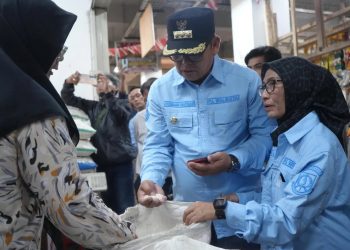 Pj Wali Kota Sukabumi, Kusmana Hartadji, saat meninjau ketersediaan, pasokan, harga, dan keamanan pangan di Pasar Pelita, pada Senin (23/12/2024).