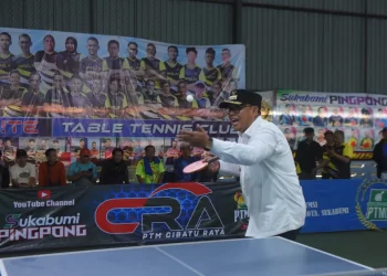 Pj Wali Kota Sukabumi, Kusmana Hartadji, saat membuka Turnamen Tenis Meja Wali Kota Cup yang digelar di GOR Rengganis, pada Sabtu (18/1/2025).