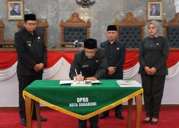Ketua DPRD Kota Sukabumi, Wawan Juanda, menandatangani Penetapan Perubahan Perda No. 4/2023 Tentang PDRD dalam rapat paripurna yang digelar di gedung DPRD, pada Kamis (9/1/2025).