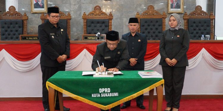Ketua DPRD Kota Sukabumi, Wawan Juanda, menandatangani Penetapan Perubahan Perda No. 4/2023 Tentang PDRD dalam rapat paripurna yang digelar di gedung DPRD, pada Kamis (9/1/2025).