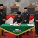 Ketua DPRD Kota Sukabumi, Wawan Juanda, menandatangani Penetapan Perubahan Perda No. 4/2023 Tentang PDRD dalam rapat paripurna yang digelar di gedung DPRD, pada Kamis (9/1/2025).
