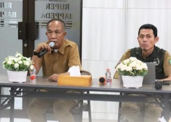 Kepala Bappeda Kota Sukabumi, Asep Hendrawan (kiri), saat memberikan sambutan dalam rakor internal persiapan penyusunan dokumen RPJMD dan Renstra tahun 2025-2029.