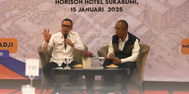 Kepala Bappeda Kota Sukabumi, Asep Suhendrawan (kanan), menghadiri pertemuan pengendalian dan evaluasi kinerja triwulan IV tahun 2024.