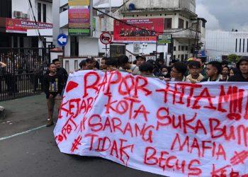 Puluhan mahasiswa PC PMII Kota Sukabumi menggelar aksi unjuk rasa di depan kantor Kejari, pada Jumat (17/1/2025).