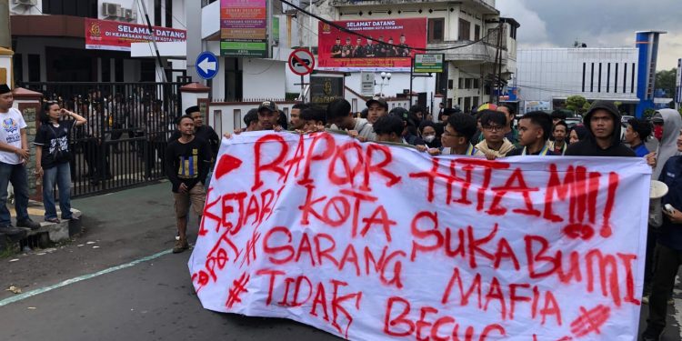 Puluhan mahasiswa PC PMII Kota Sukabumi menggelar aksi unjuk rasa di depan kantor Kejari, pada Jumat (17/1/2025).