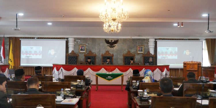 Rapat paripurna pengumuman hasil penetapan pasangan calon Wali Kota-Wakil Wali Kota Sukabumi terpilih di gedung DPRD, pada Kamis (9/1/2025).