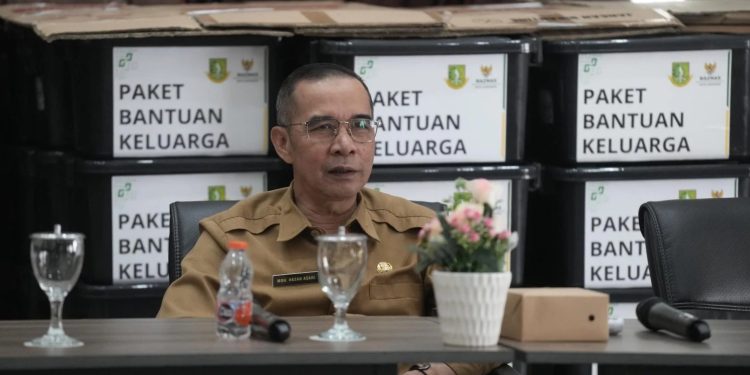 Pj Sekda Kota Sukabumi, M. Hasan Asari, memimpin rapat pemantapan penyaluran donasi bencana Kabupaten Sukabumi ke-2, yang digelar di ruper Setda Kota Sukabumi, pada Senin (13/1/2025).