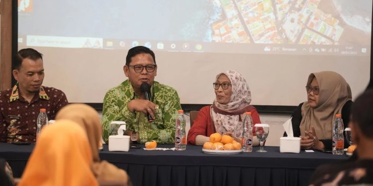 Pj Wali Kota Sukabumi, Kusmana Hartadji, saat memberikan sambutan dalam kegiatan silaturahmi dengan karyawan dan karyawati di lingkungan Kecamatan Warudoyong, pada Kamis (30/1/2025). Foto: Dokpim Kota Sukabumi.