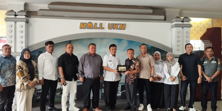 Komisi II DPRD Kota Sukabumi saat menukar cenderamata dengan Dinas Koperasi dan UMKM Kota Cirebon. Foto: Istimewa.