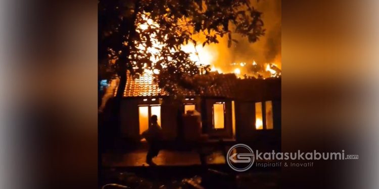 Kebakaran meludeskan tiga ruangan milik Ponpes Al Qostholani di Jalan Palasari, Kampung Raweuy, Kelurahan Sukakarya, Kecamatan Warudoyong, Kota Sukabumi, pada Senin, (17/2/2025) malam. Foto: Istimewa.