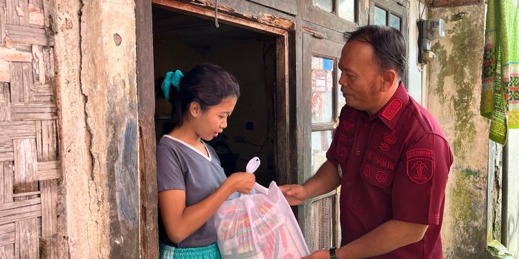 Kepala Lapas Kelas IIB Sukabumi, Budi Hardiono, saat memberikan bansos kepada salah satu keluarga warga binaan, pada Jumat (21/2/2025). Foto: Humas Lapas Sukabumi.