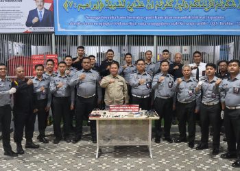Petugas Lapas Kelas II B Sukabumi usai menggelar razia rutin kamar blok hunian, pada Selasa (11/2/2025) malam. Foto: Humas Lapas Sukabumi.