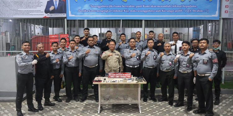 Petugas Lapas Kelas II B Sukabumi usai menggelar razia rutin kamar blok hunian, pada Selasa (11/2/2025) malam. Foto: Humas Lapas Sukabumi.