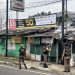 Anggota Dinas Satpol PP dan Damkar Kota Sukabumi menertibkan reklame di ruas Jalan Pelda Suryanta, Kecamatan Citamiang, pada beberapa waktu lalu. Foto: Istimewa.