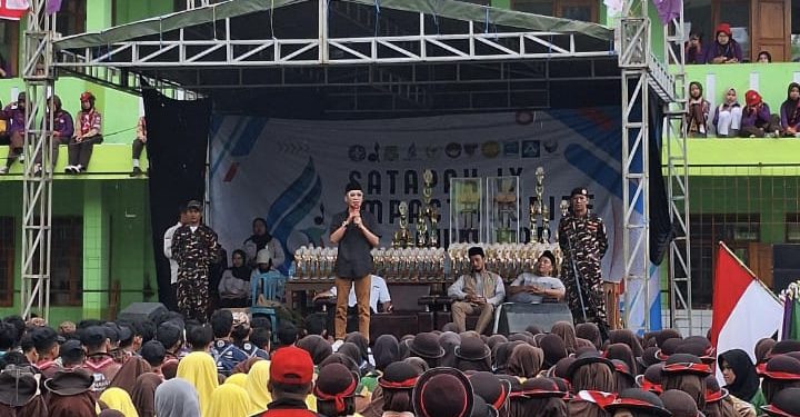 Anggota DPRD Provinsi Jawa Barat Fraksi PKB, Hasim Adnan, saat memberikan sambutan dalam kegiatan penutupan setapak se-Jawa Barat yang diadakan oleh SMA Al-kholiliyah, Kabupaten Sukabumi, pada Minggu (16/2/2024). Foto: Istimewa.