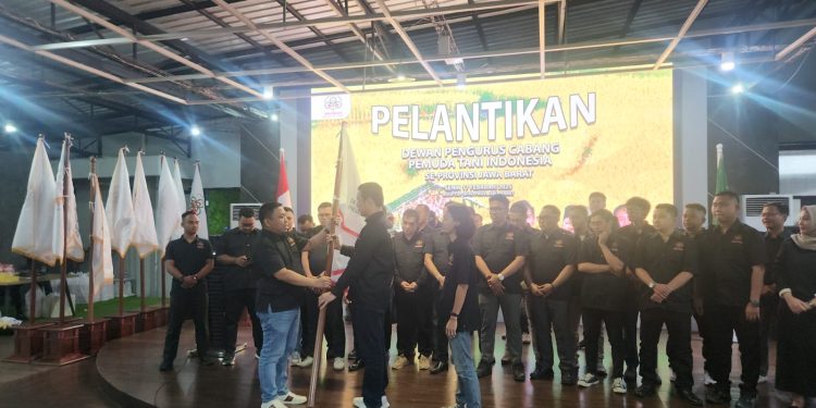 Ketua DPC PTI Kota Sukabumi periode 2025-2030, Melan Maulana, saat menerima pataka dalam kegiatan pelantikan DPC PTI se-Jawa Barat, yang digelar di Gedung DPRD Provinsi Jawa Barat, pada Senin, (17/2/2025) lalu. Foto: Istimewa.
