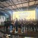 Ketua DPC PTI Kota Sukabumi periode 2025-2030, Melan Maulana, saat menerima pataka dalam kegiatan pelantikan DPC PTI se-Jawa Barat, yang digelar di Gedung DPRD Provinsi Jawa Barat, pada Senin, (17/2/2025) lalu. Foto: Istimewa.