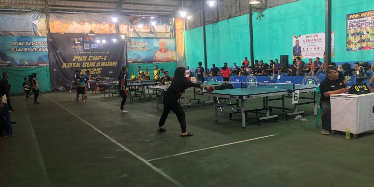 Sejumlah peserta yang mengikuti Turnamen Tenis Meja PWI Cup-1 Kota Sukabumi 2025 di GOR Rengganis, pada Sabtu (22/2/2025). Foto: Nuria Ariawan/katasukabumi.